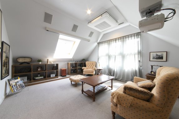 プロジェクターのある洋風テイストのインテリアが目を惹く部屋